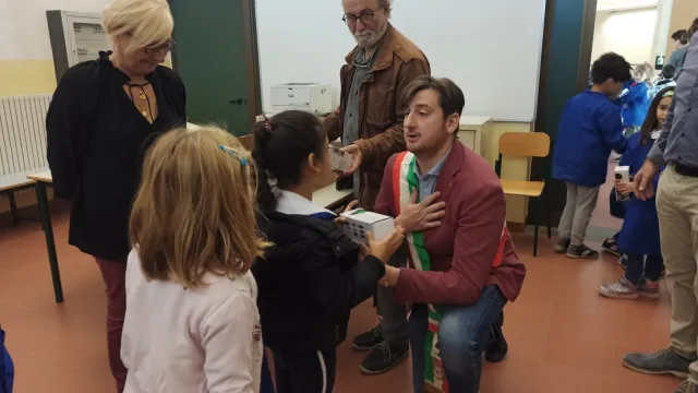 Foto consegna ecoborracce Scuola Primaria a San Casciano V.P.