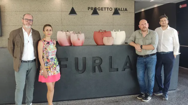 Furla da sx Emanuele Malacarne, Chief industrial Officer Furla, Elisa Corneli, pres. di Chiantiform, i sindaci David Baroncelli e Roberto Ciappi