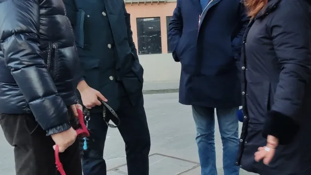 immagine sindaco Ciappi con proprietari di cani in centro storico