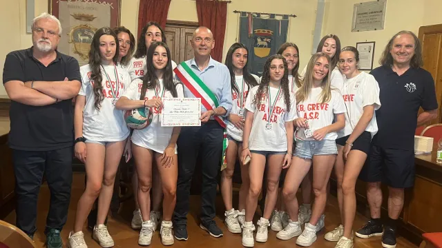 Greve in Chianti, 8 agosto 2025  Impegno, passione e talento nello sport, come strumenti di crescita e sviluppo educativo e formativo della comunità chiantigiana. È un plauso pubblico quello che l’amministrazione comunale di Greve in Chianti ha scelto di dedicare a due tra le più importanti realtà del mondo sportivo grevigiano che hanno raggiunto e conquistato risultati di primo piano nelle loro discipline di riferimento su scala regionale e nazionale.  Sono stati il Sindaco Paolo Sottani e l’Assessore allo
