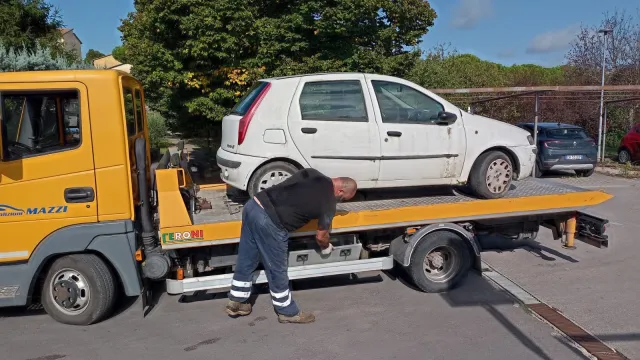 Rimozione auto abbandonate